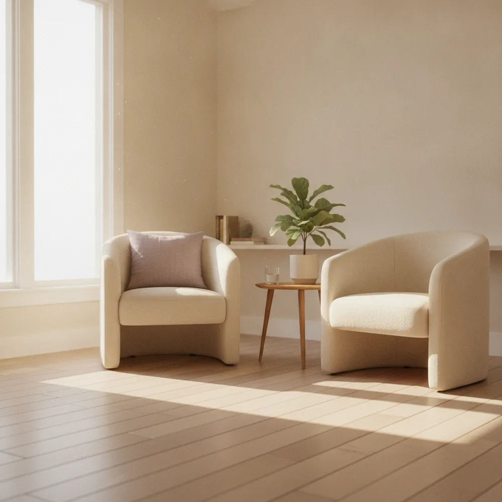 Espacio de terapia cálido con dos sillones y luz natural